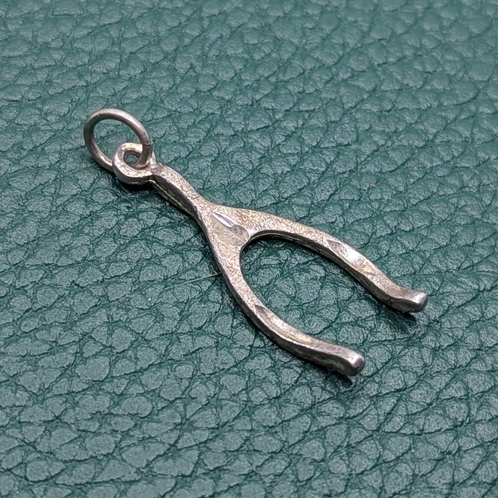 ✨ vintage-style wishbone charm ✨ - Picture 1 of 2